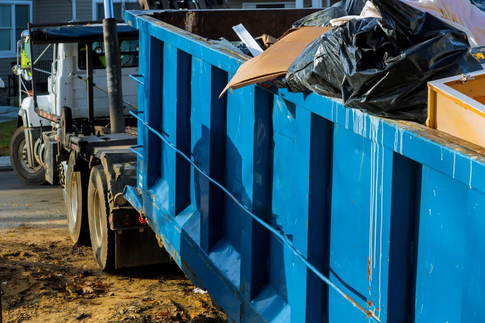 What Goes in a Roll Off Dumpster? Orlando Resident's Guide